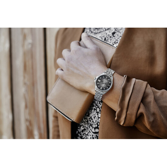 Klasyczny zegarek damski z czarną tarczą i diamentami Certina.