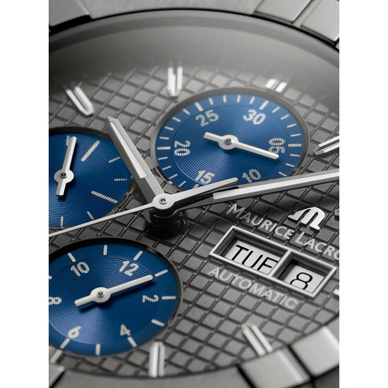 Szara tarcza z niebieskim chronografem w zegarku Maurice Lacroix Aikon Automatic Chronograph Titanium AI6038-TT030-330-2
