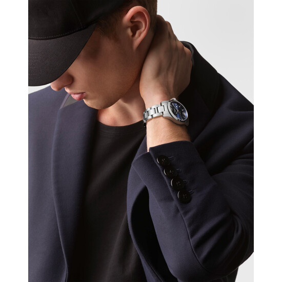 Zegarek Longines Conquest L3.760.4.96.6 na nadgarstku