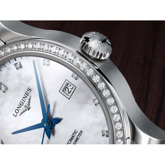 Diamenty na bezelu w zegarku Longines Record