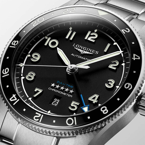 Czarny pierścień i tarcza w zegarku Longines Spirit Zulu Time L3.812.4.53.6