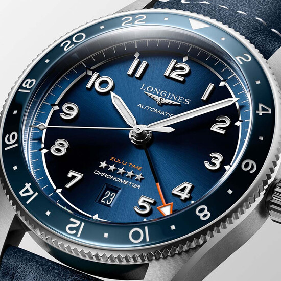 Ceramiczny pierścień w kolorze niebieskim w zegarku Longines Spirit Zulu Time L3.812.4.93.2