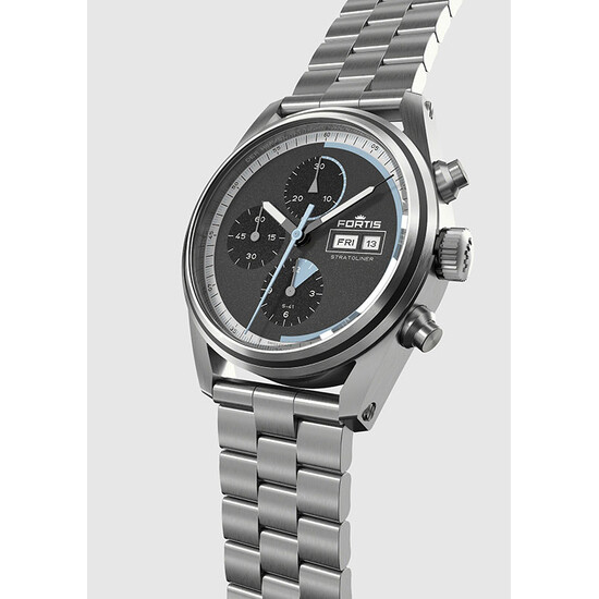 Zegarek z ciemnoszarą tarczą Fortis.