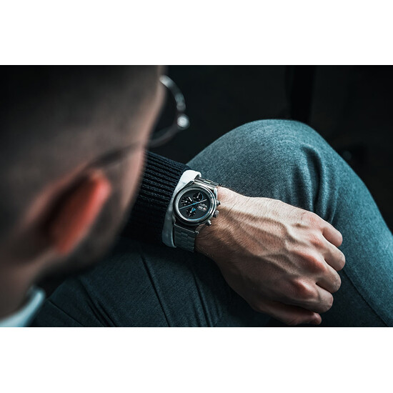 Zegarek na bransolecie z recyklingowanej stali nierdzewnej.