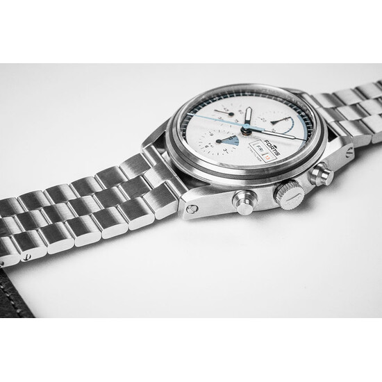 Zegarek z białą tarczą Fortis.