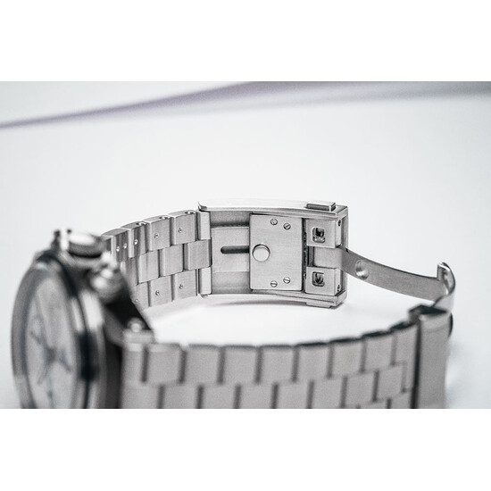 Bezpieczne zapięcie motylkowe.