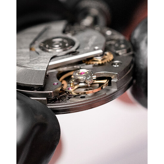 WERK 17 z rezerwą chodu do 60 godzin.