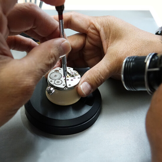 Praca zegarmistrza Auguste Reymond