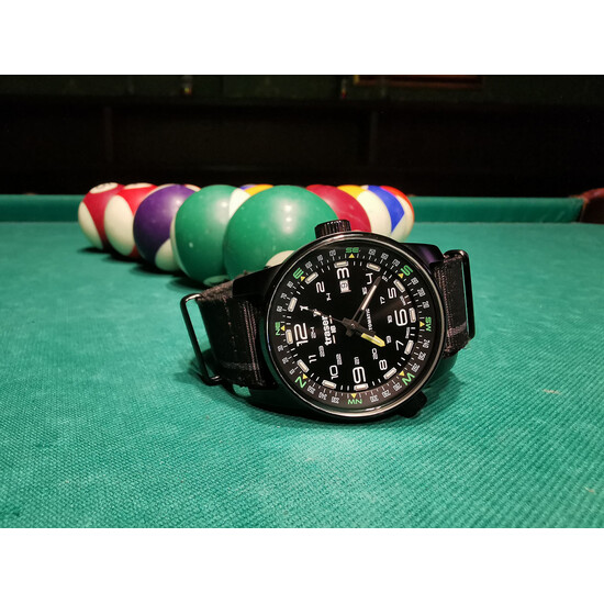 Zegarek na stole bilardowym Traser