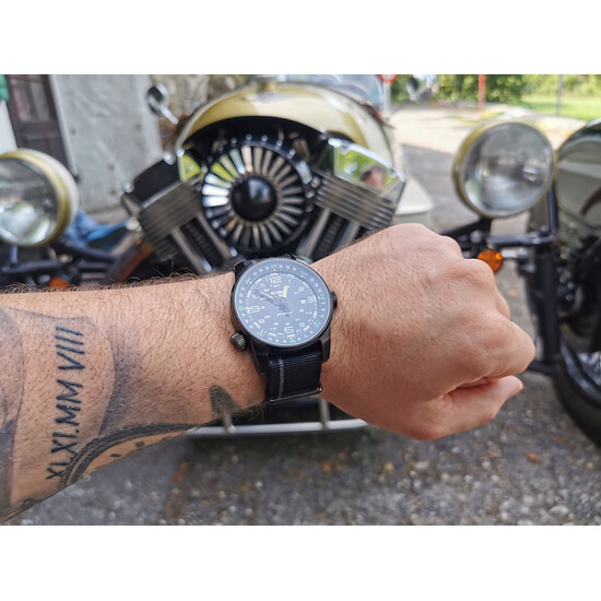 Zegarek na tle motorów Traser