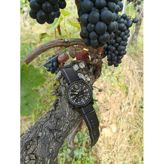 Zegarek z luminescejcyjną uszczelką Traser