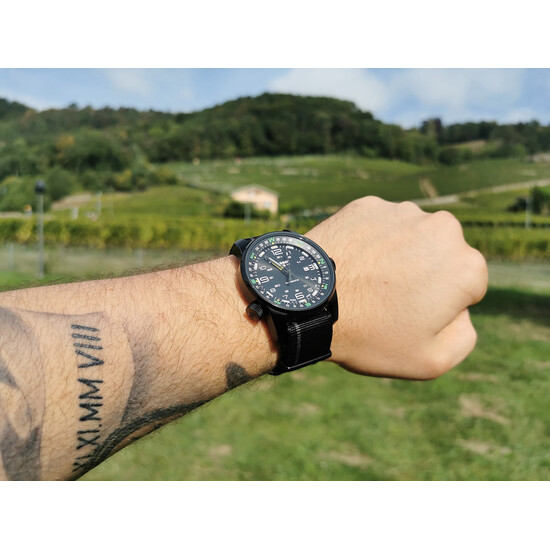 Zegarek na czarnym pasku tekstylnym Traser