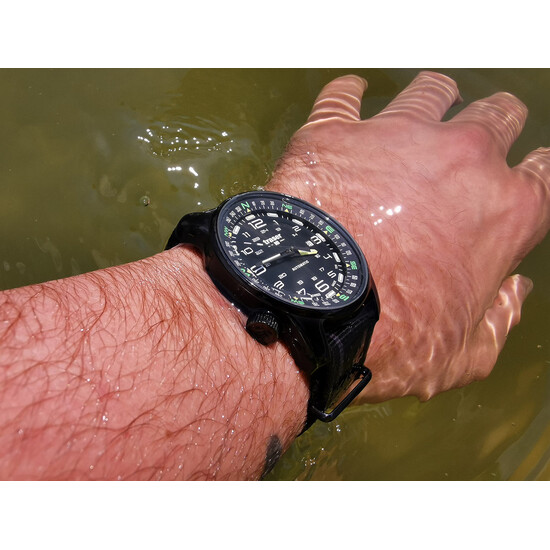 Zegarek na nadgarstku w jeziorze Traser