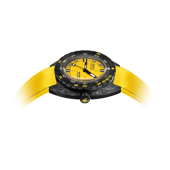 Zegarek z kutego włókna węglowego Doxa Carbon