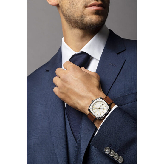 Certina DS+ na nadgarstku, garnitur