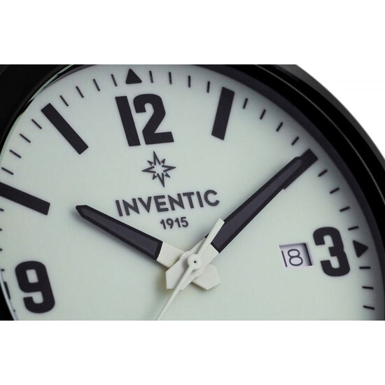 Zegarek z czarnymi wskazówkami