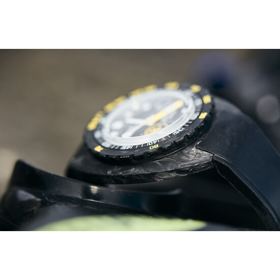 Zegarek z kutego włókna węglowego