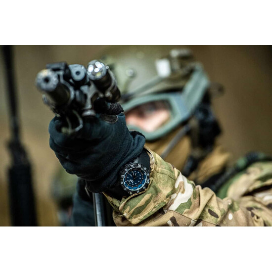 Traser P99 Q Tactical na nadgarstku