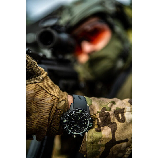 Traser P99 Q Tactical na nadgarstku