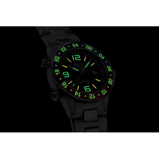 Zegarek widoczny w całkowitej ciemności