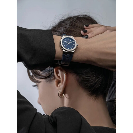 Zegarek Maurice Lacroix Aikon Quartz AI1106-SS000-430-4 na ręce