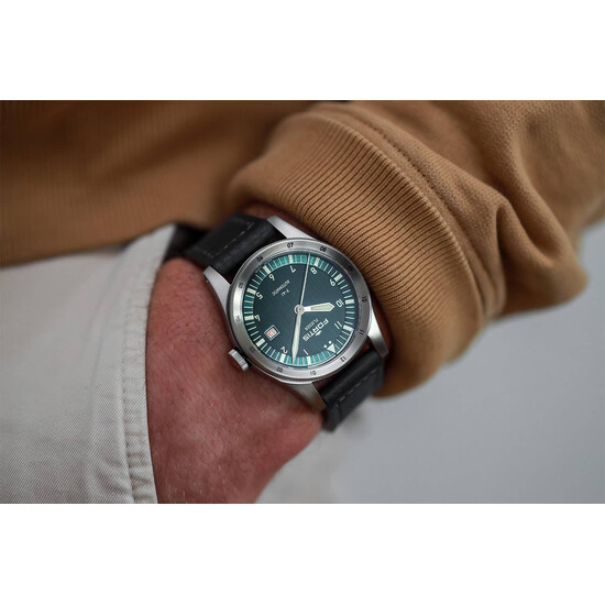 Męski zegarek Fortis na ręku