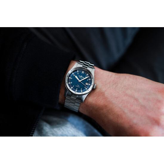 Zegarek Fortis na nadgarstku