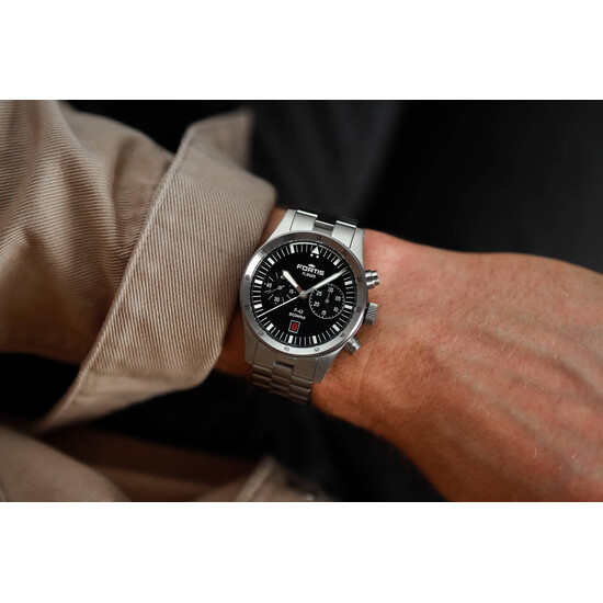 Zegarek Fortis na nadgarstku