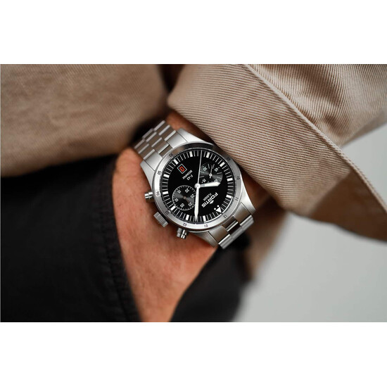 Stylowy zegarek Fortis na ręku