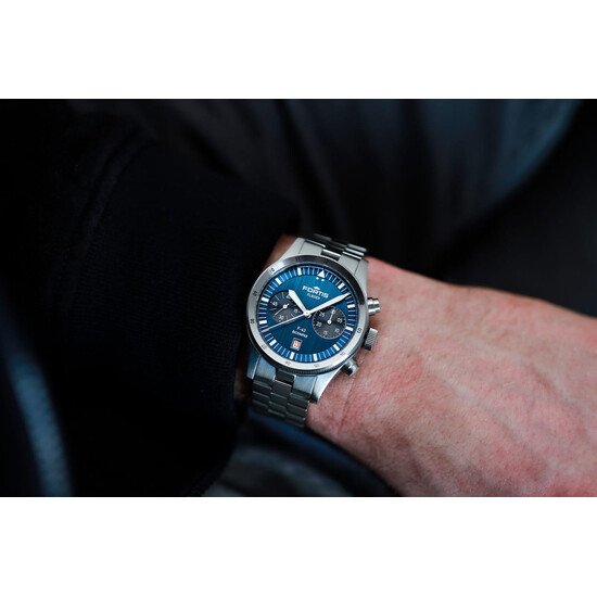 Zegarek Fortis na nadgarstku