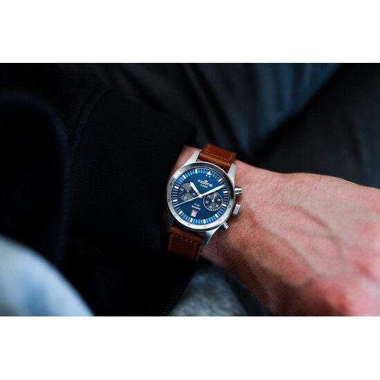 Zegarek Fortis na nadgarstku