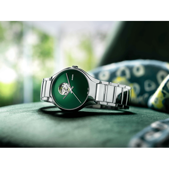 Zegarek z otwartym balansem.