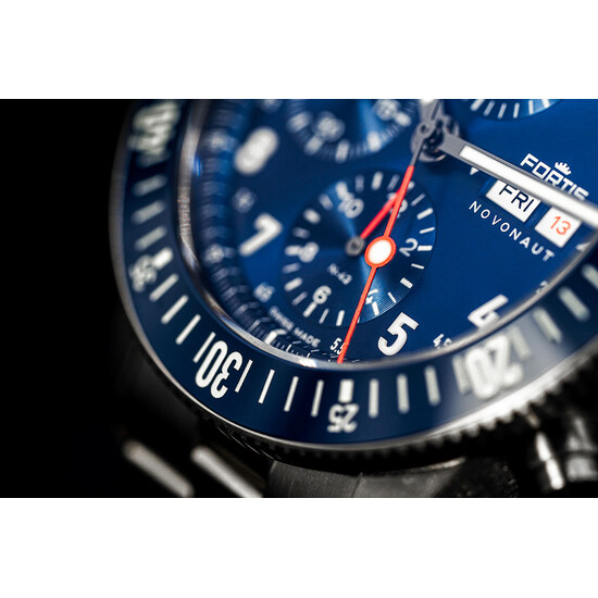 Ceramiczny bezel w zegarku Fortis Novonaut