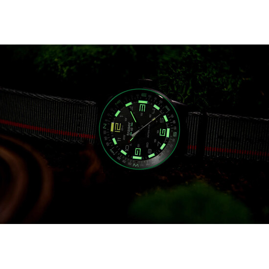 Świecąca tarcza zegarka traser