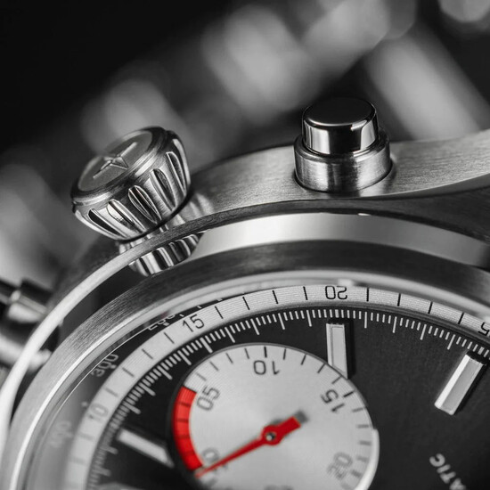 Koronka i przyciski w zegarku Davosa