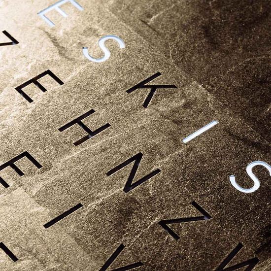 Qlocktwo Earth 45 Gold zegar ścienny i stojący pokryty płatkami złota