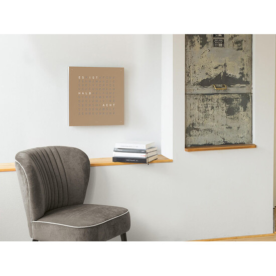 Zegar Qlocktwo Earth 45 Hazelnut w języku niemieckim