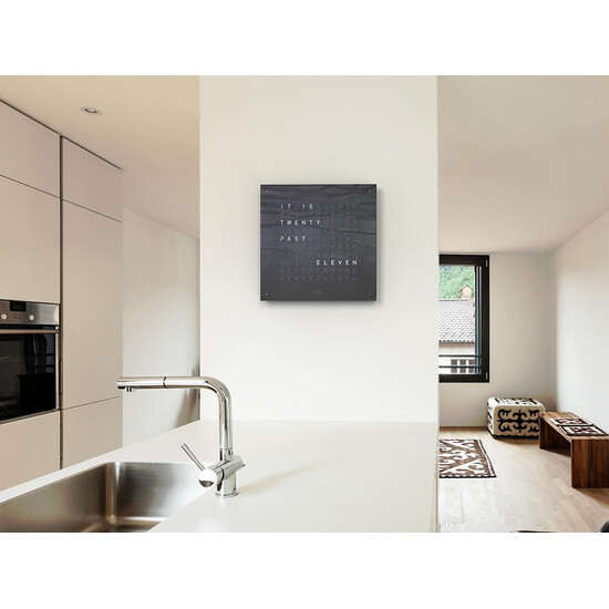 Zegar ścienny Qlocktwo Metamorphite z wymiennym panelem przednim w języku angielskim