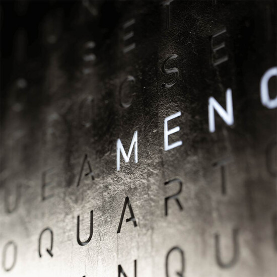 Zegar wiszący wskazujący czas literami