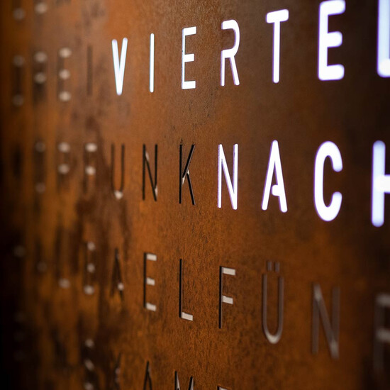 Ekskluzywny zegar wiszący o wzorze rdzy