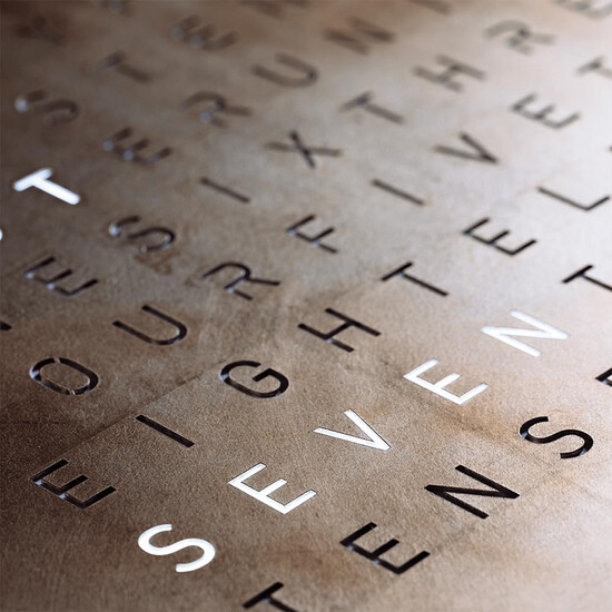 Zegar wiszący wskazujący czas literami