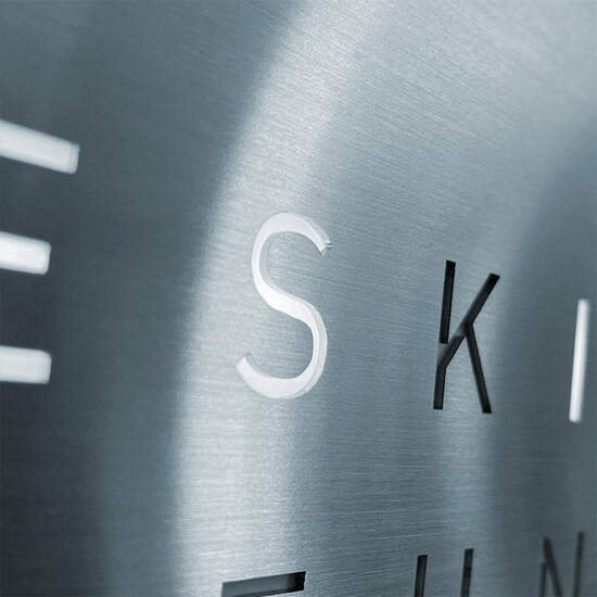 Ekskluzywny zegar wiszący wykonany ze szczotkowanej stali