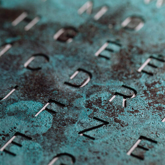 Ekskluzywny zegar wiszący o wzorze patynowanego mosiądzu