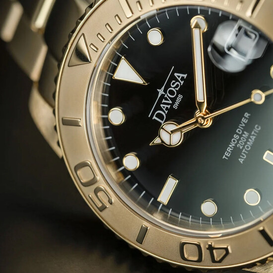 Zegarek w kolorze złotym Davosa