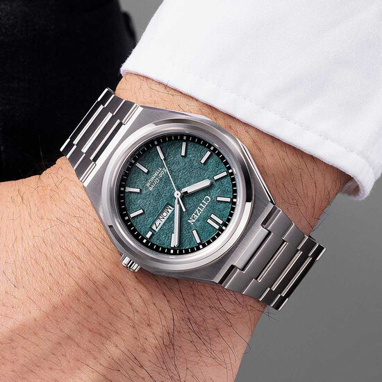 Zegarek Citizen Super Titanium AW0130-85XE na ręce