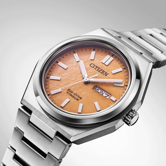 Pomarańczowa tarcza w zegarku Citizen Super Titanium AW0130-85ZE