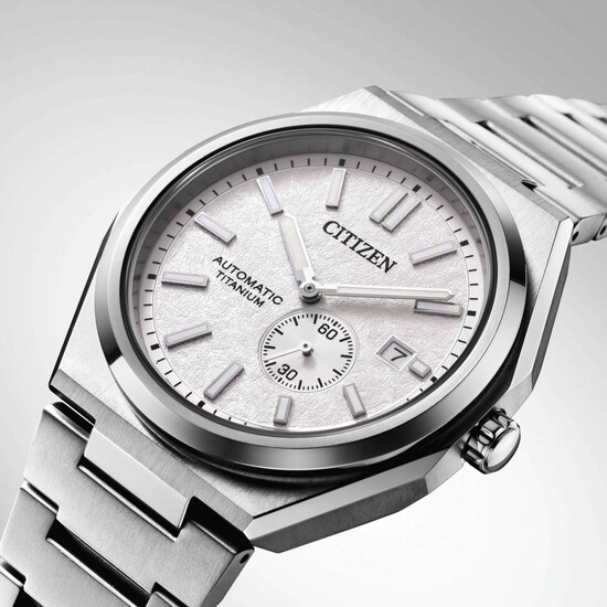 Biała tarcza w zegarku Citizen Mechanical NJ0180-80A
