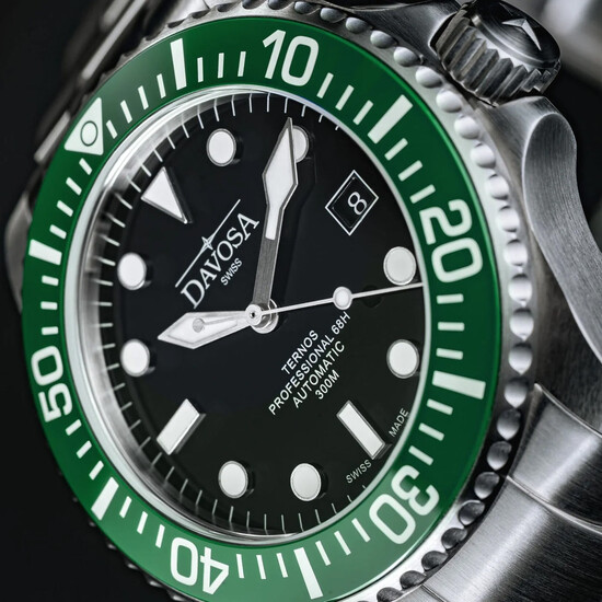 Czarna tarcza zegarka Davosa