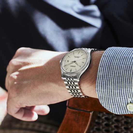 Japoński zegarek Seiko na ręku