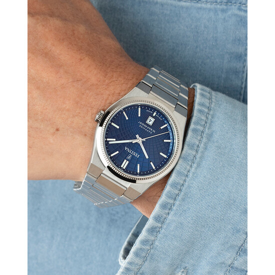 Zegarek Festina na nadgarstku